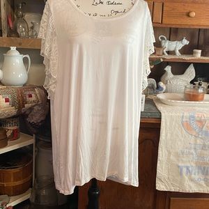 Torrid white shirt size 3 NWT
